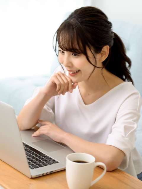 テレワークをしている女性