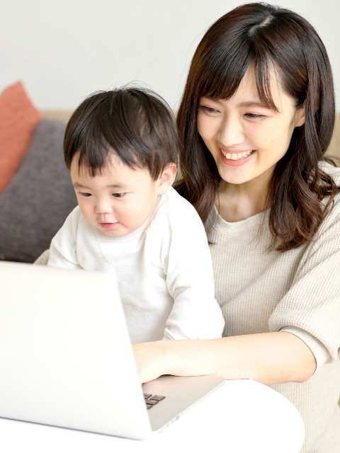 子供と一緒にいる女性